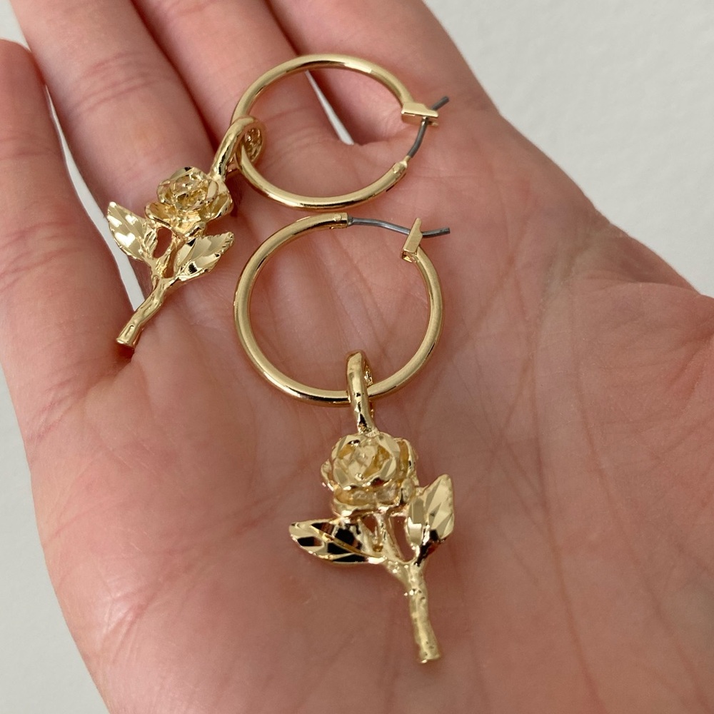 New Vanessa Mooney gold little rose hoops earrings - Picture 5 of 9